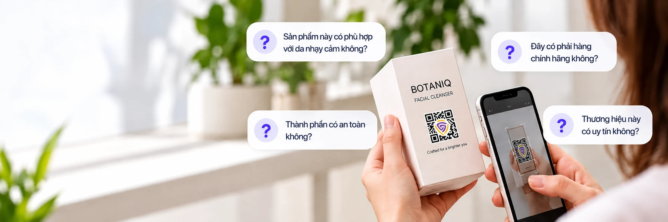 Khách hàng quét mã QR trên hộp sản phẩm mỹ phẩm